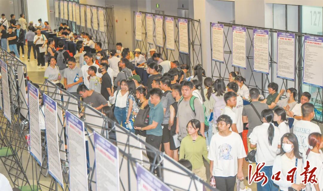 日前，龙华区新质生产力专场招聘会在海口会展工场举办，吸引众多企业和求职者参与。海口市融媒体中心记者 康登淋 摄