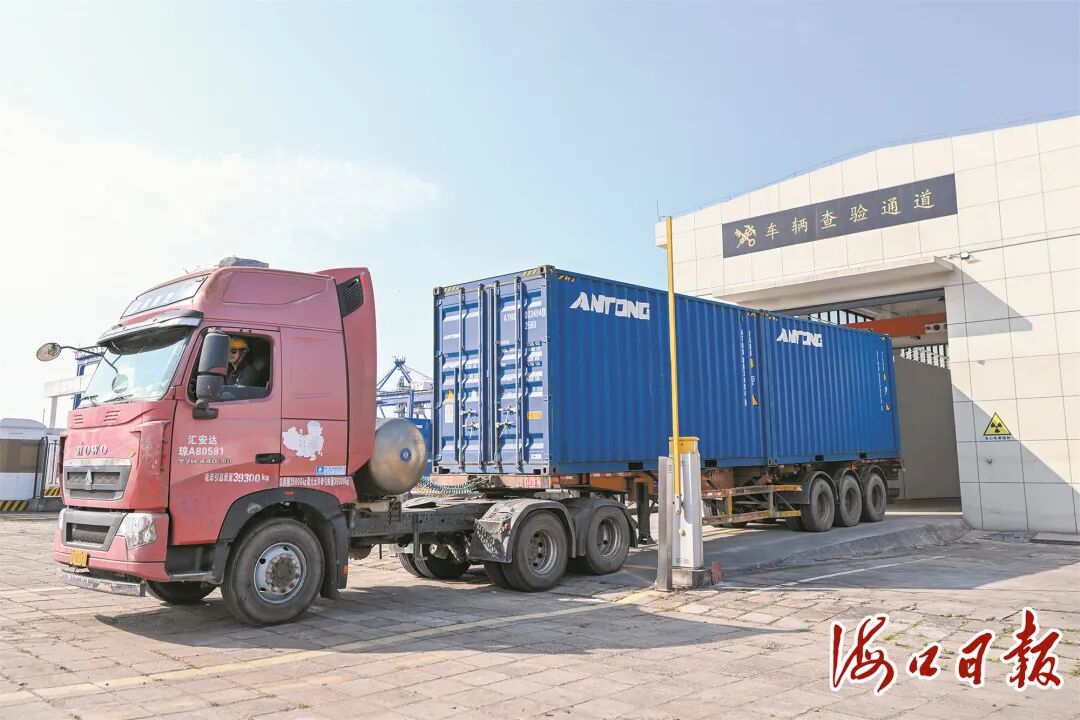 1月17日，装载有高等级技术分类橡胶的货车驶入秀英港区集装箱码头，并通过海关车辆查验通道。海口市融媒体中心记者 苏弼坤 实习生 陈新锐 摄