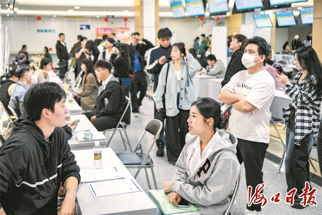 3月21日，“好就业”海口市高校毕业生就业服务行动——海南自贸港（海口）毕业生“留才”专项活动在海口市人力资源市场举办。海口市融媒体中心记者 苏弼坤 摄