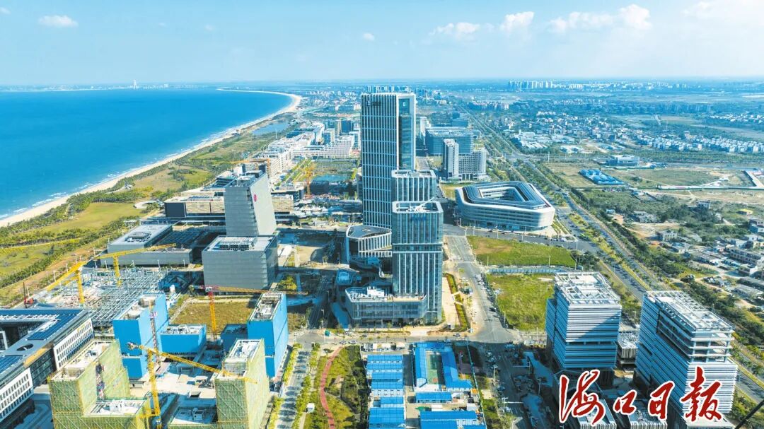 2025年，江东新区招引落地重点企业62家，完成签约投资额284亿元。图为产业蓬勃发展、企业活力迸发的江东新区总部经济区。海口市融媒体中心记者 杨忠凯 摄