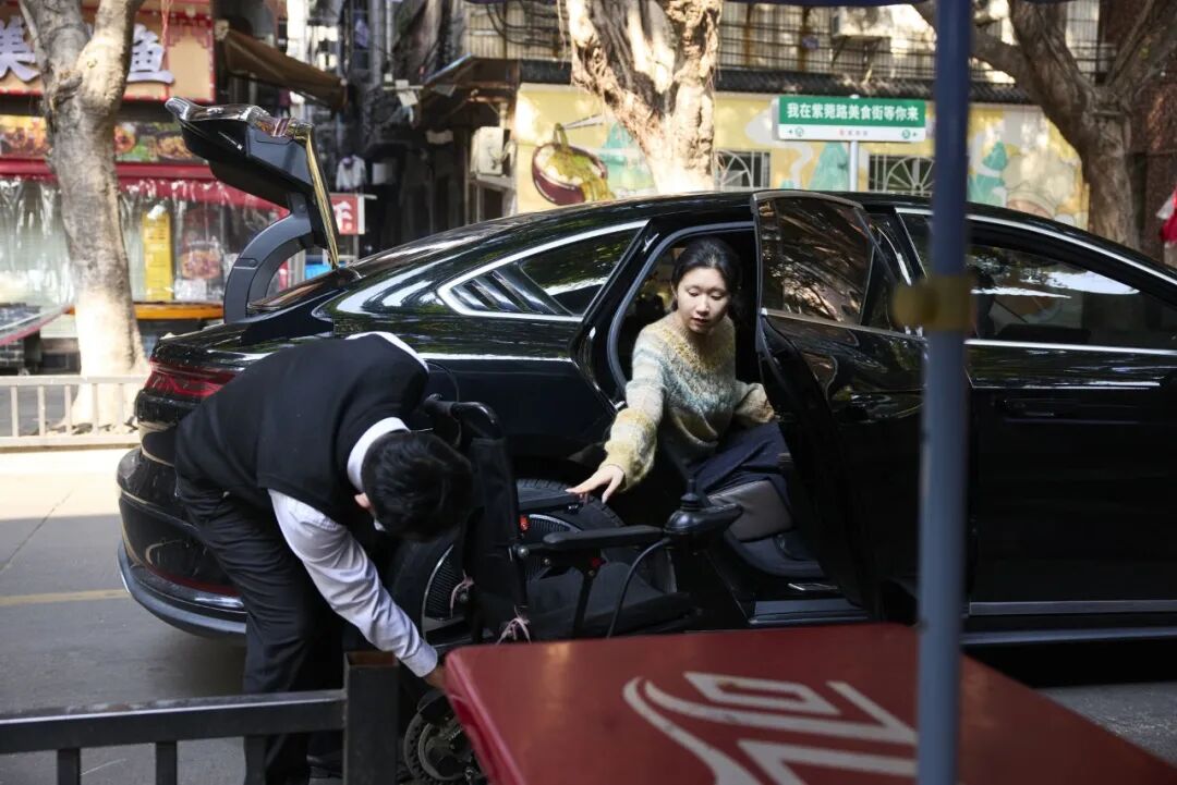 ▲小刘乘坐网约车出行 图/张志韬