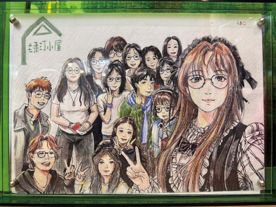 ▲“绿汀小屋”的孩子画的他们与陪伴者 图/受访者提供