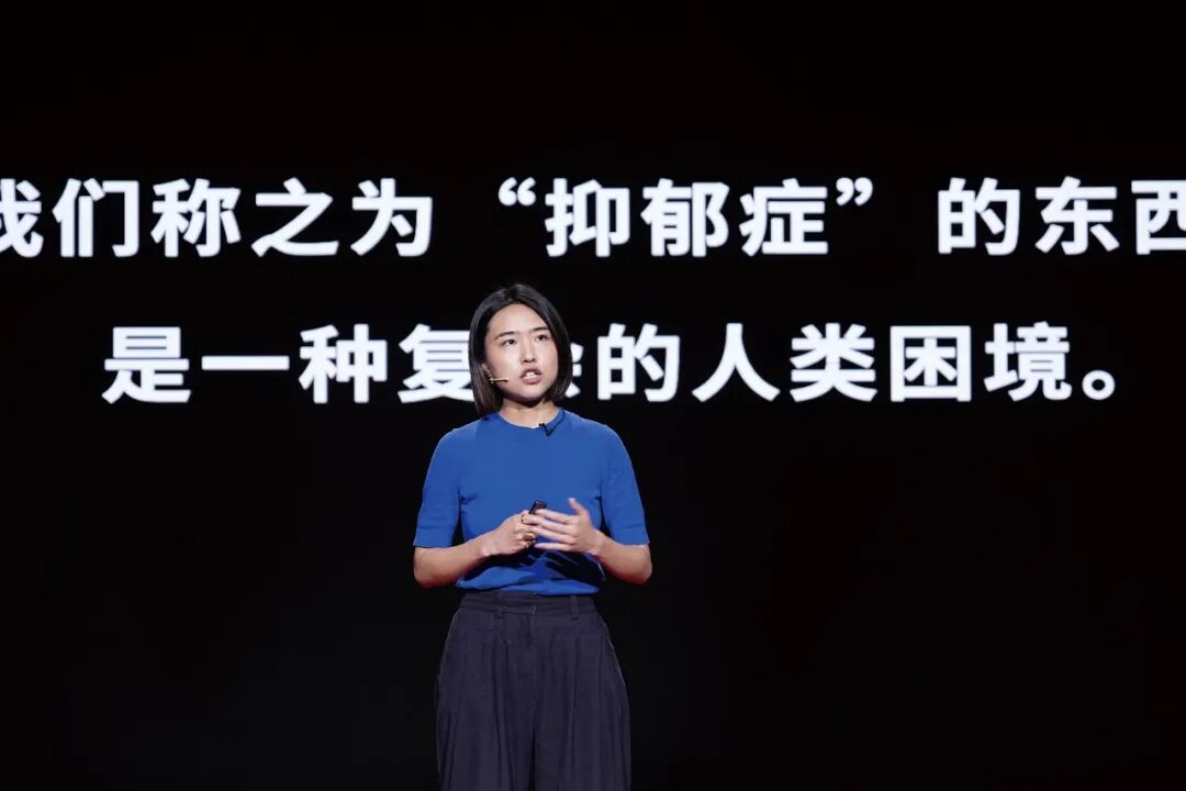 　　▲2024年3月，盛梦露在一席做有关抑郁休学少年重启人生的演讲，引发各界关注，此后“绿汀小屋”入选国家级儿童青少年精神卫生服务参考案例 图/一席提供