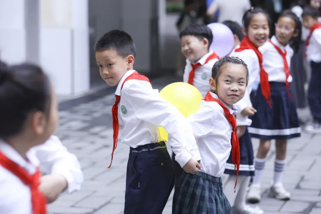 ▲2026年5月25日，江苏淮安，淮安市外国语实验小学开展心理健康活动，学生参加运球接力游戏 图/视觉中国