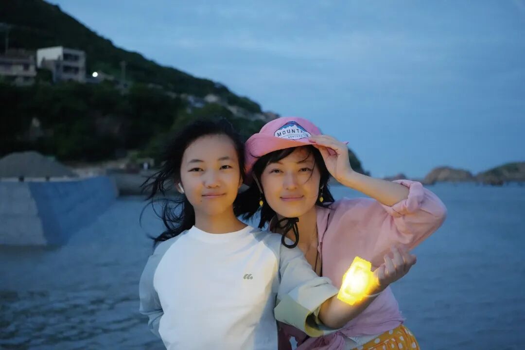 ▲2025年夏，小恩和妈妈卡梅拉在舟山 图/受访者提供