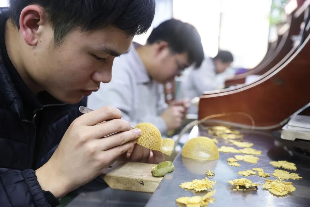 ▲2026年1月28日，浙江杭州瓜沥镇，一家首饰公司的员工在车间加工黄金葫芦摆件 图/新华社