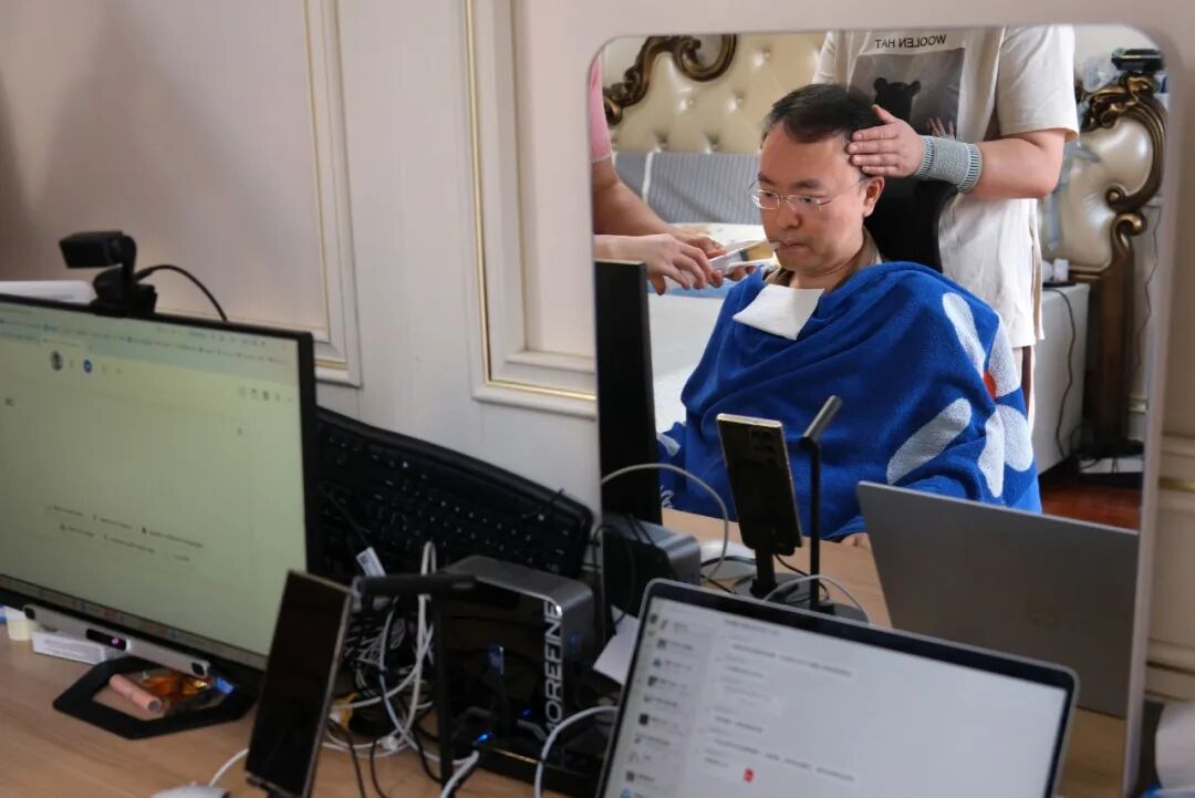 ▲2026年1月30日，蔡磊在两名护工的帮助下服药 图/南方人物周刊记者 梁辰