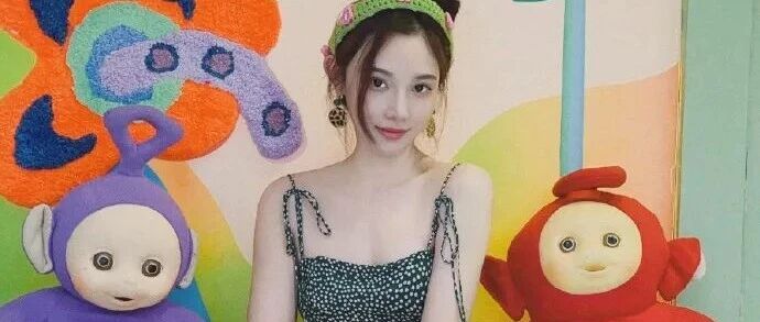 彭小苒夏日穿搭大片:人间甜妹!这腿长得过分了!