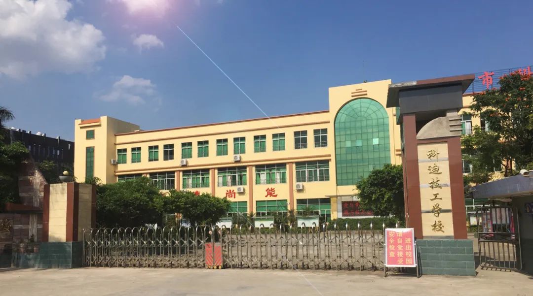 学校座落在深圳市坪山新区中心地段,交通便利,环境优美,离新区商业