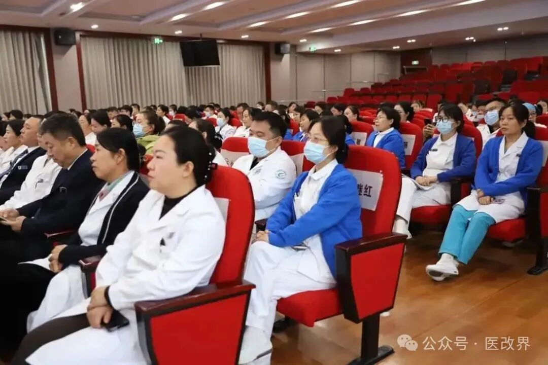 会议室里的人们 AI 生成的内容可能不正确。