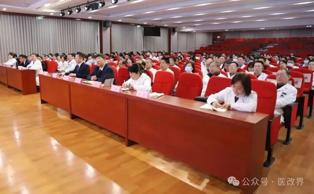 人们在看台上的人在房间里 AI 生成的内容可能不正确。