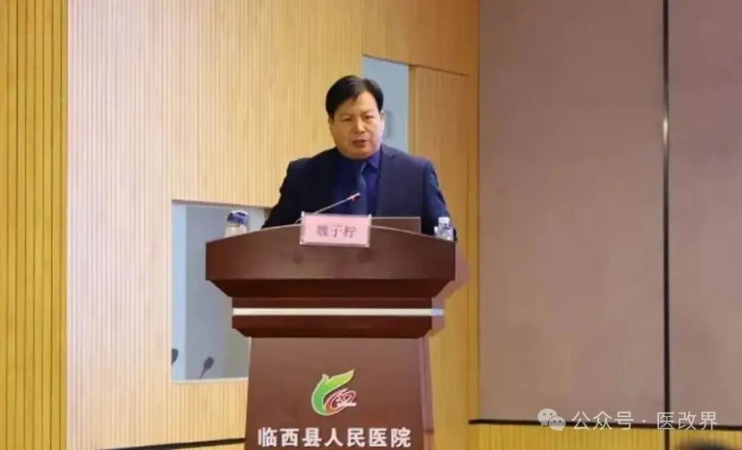 男子站在门前 AI 生成的内容可能不正确。