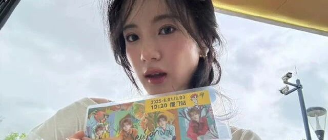 张雅钦晒鹿晗演唱会应援妆 戴黄色丝带鹿角头饰超萌
