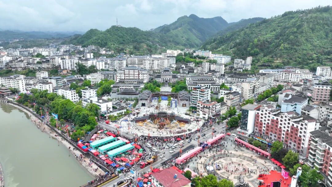 贵州台江:万名苗族同胞盛装游演 尽展民俗文化自信