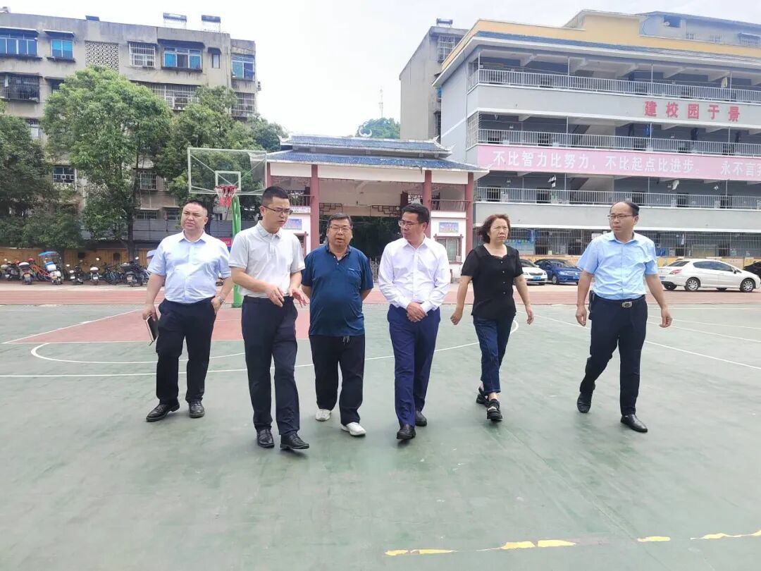 杨德昭到台江县民族中学为高三学子上思政课