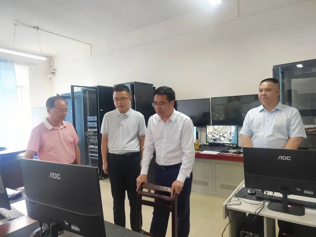 杨德昭到台江县民族中学为高三学子上思政课