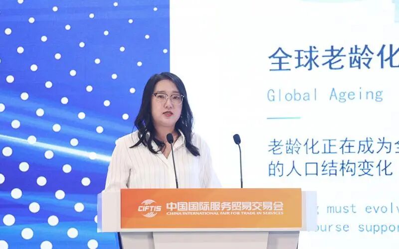 中国老龄产业协会智家委秘书长李佳妮在论坛上做报告发布。