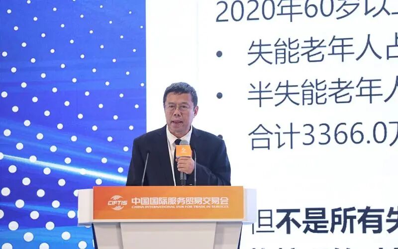 中国人民大学吴玉章高级讲席教授陆杰华在论坛上发表主旨演讲。