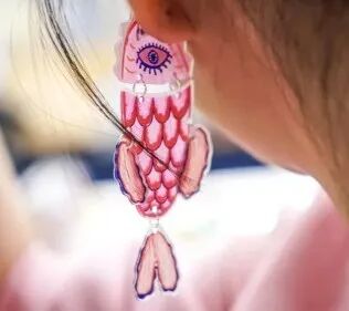 从头脑风暴,到设计图纸,再到最后亲手制作作品,语双完成了设计师所需