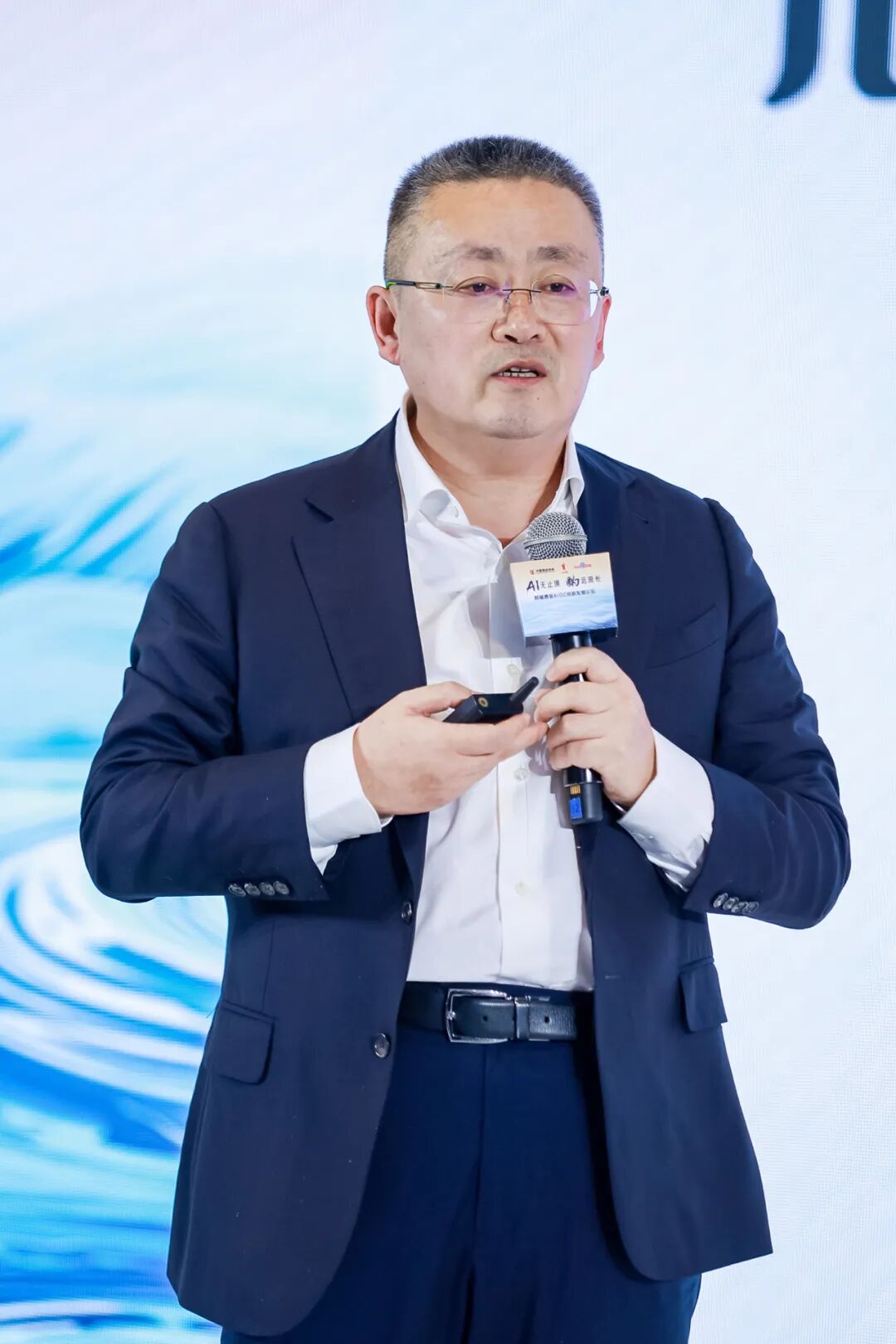 张裕股份总经理孙健先生69692012年,张裕启动"一瓶三码"标识化