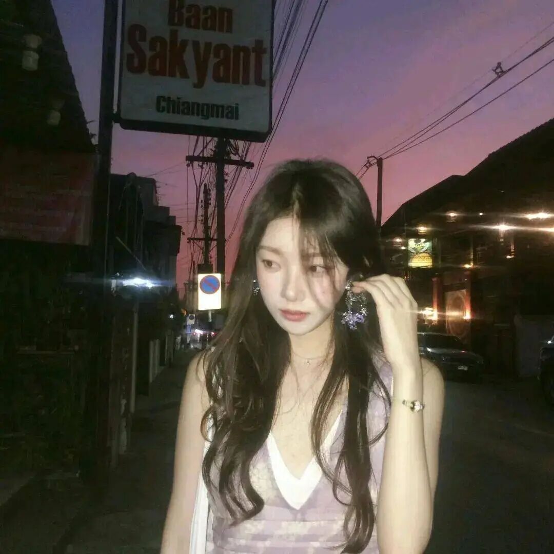 自由感黑色女生头像