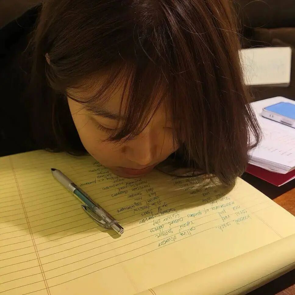 趴着看书作业小众女生头像