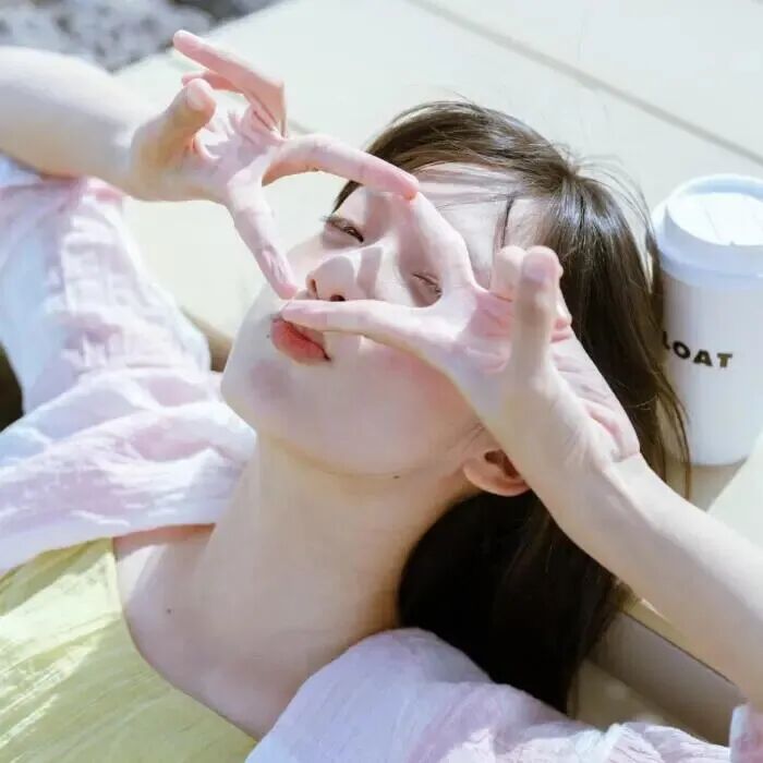 剪刀手清冷女生头像