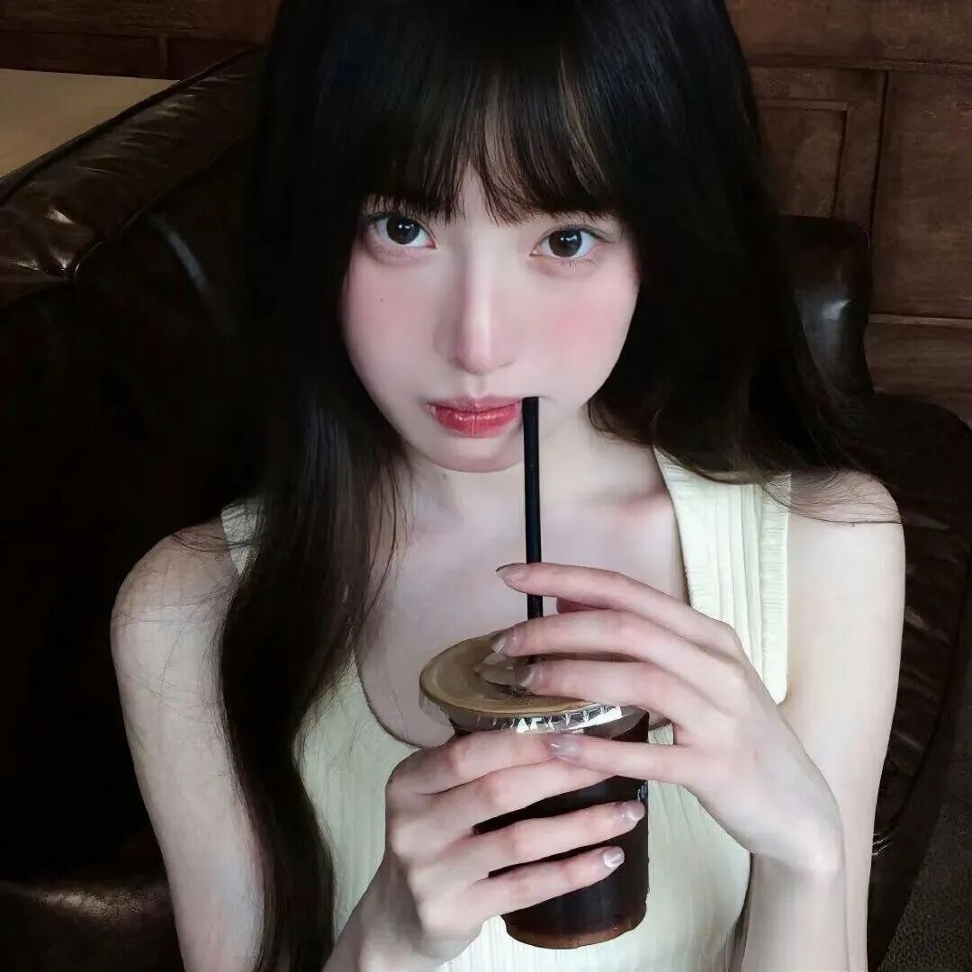 喝咖啡清冷女生头像
