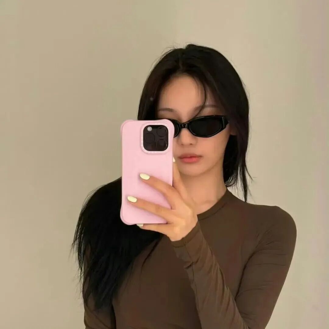 自拍手机墨镜冷酷女生头像