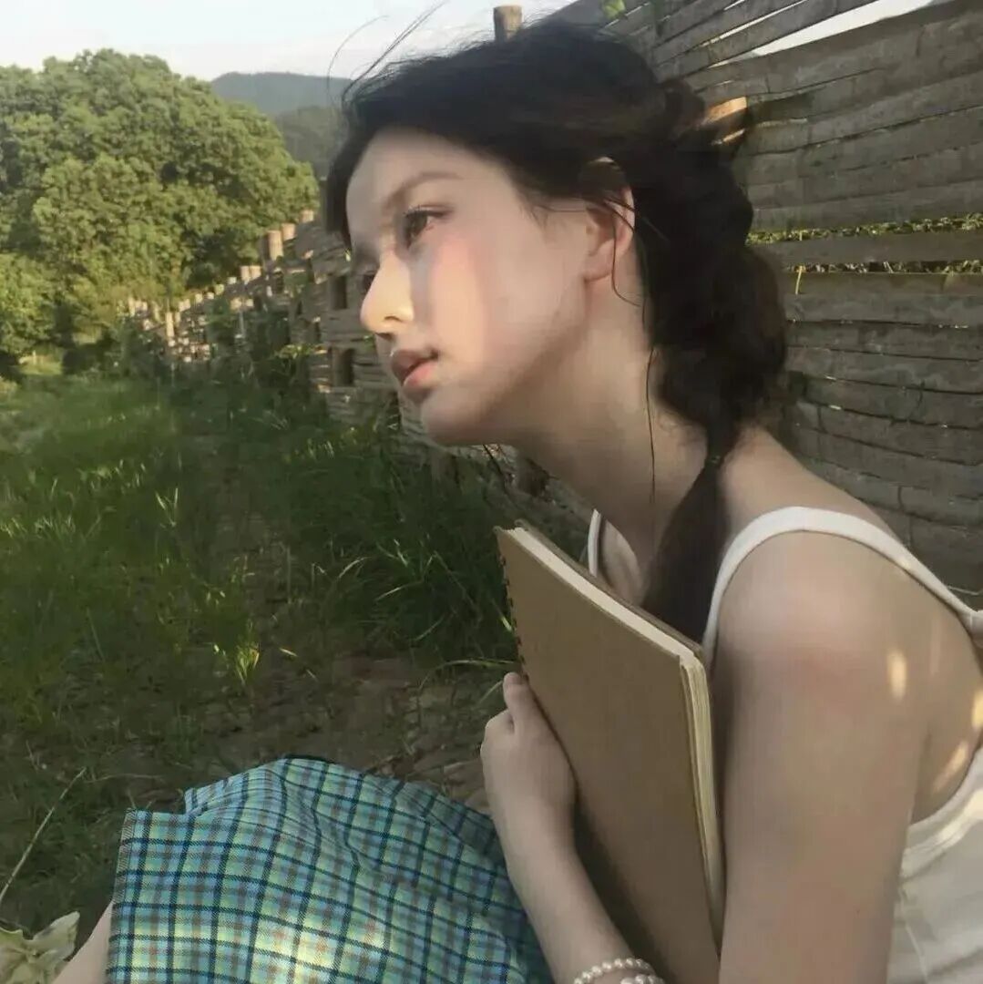看书清冷侧脸女生头像
