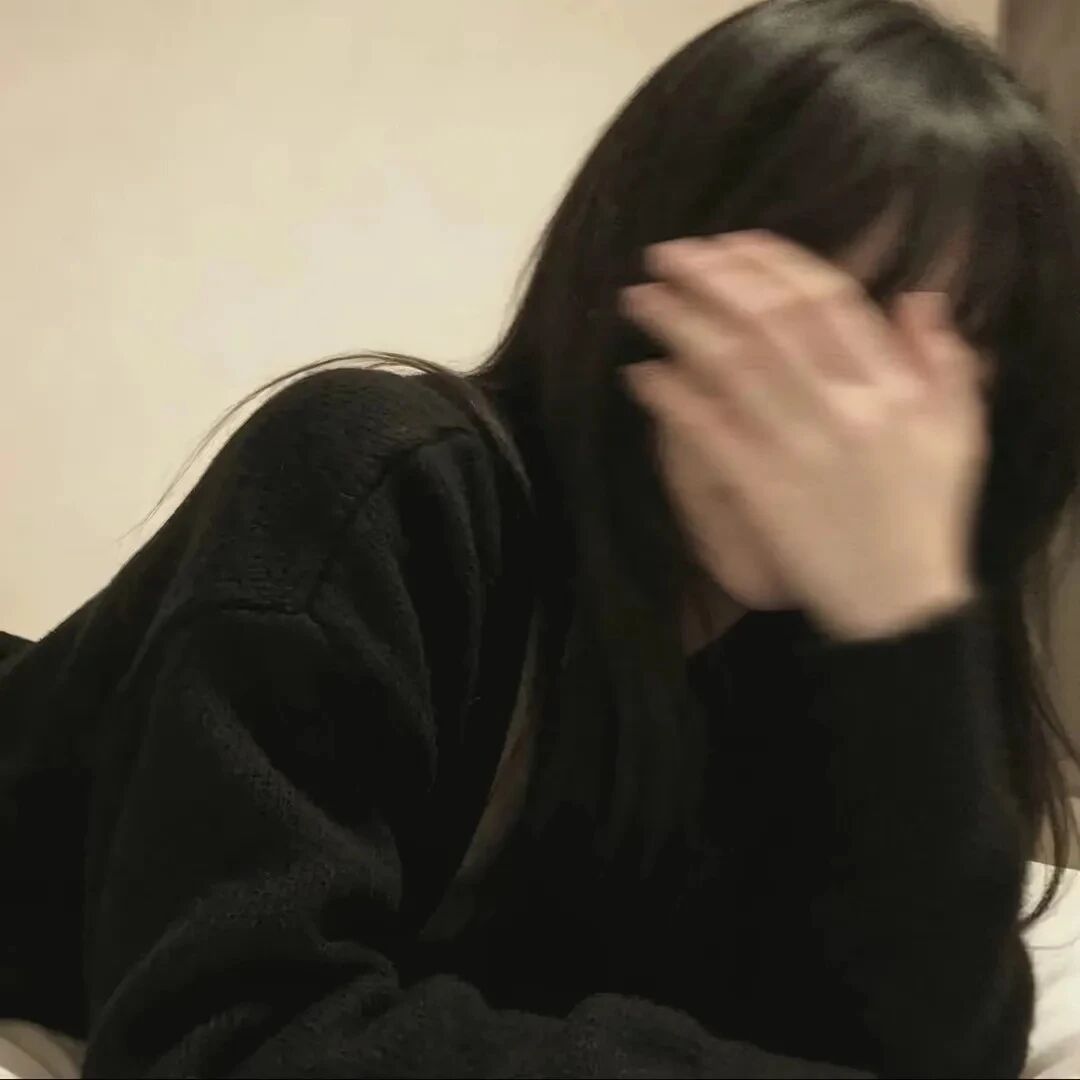 捂嘴甜妹不露脸女生头像