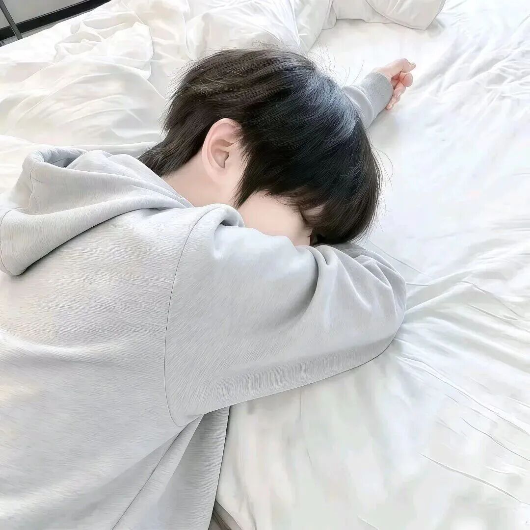 趴着小众不露脸男生头像