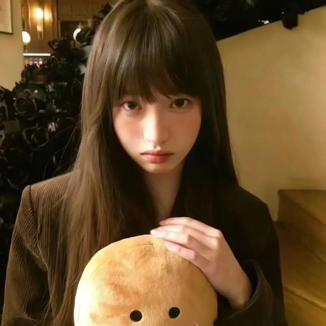 抱着玩偶甜妹女生头像