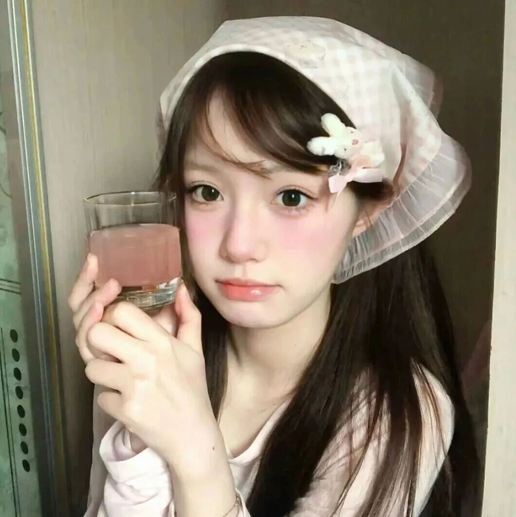 喝饮料甜妹女生头像