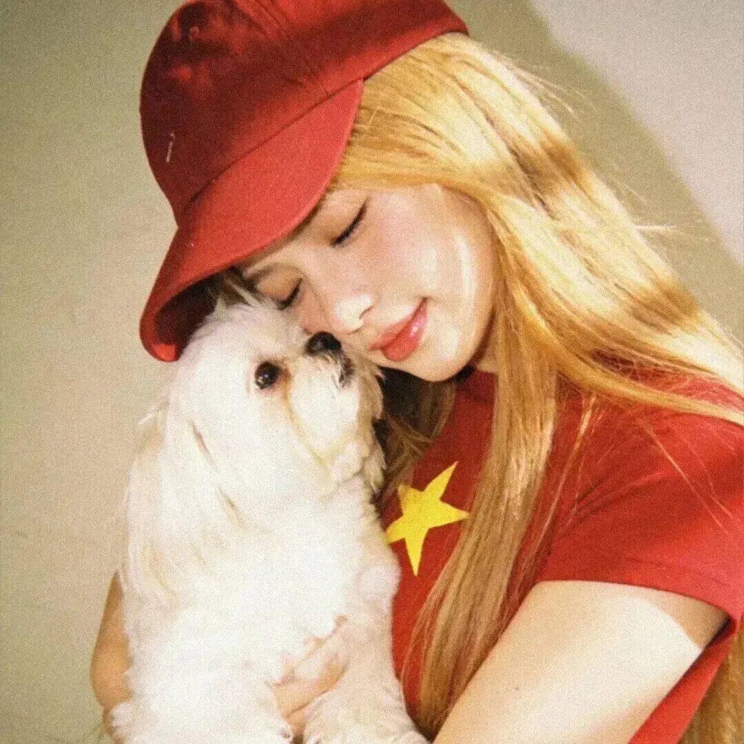 hongsexilebvgtfkdayun红色抱着狗狗单人真人情侣头像