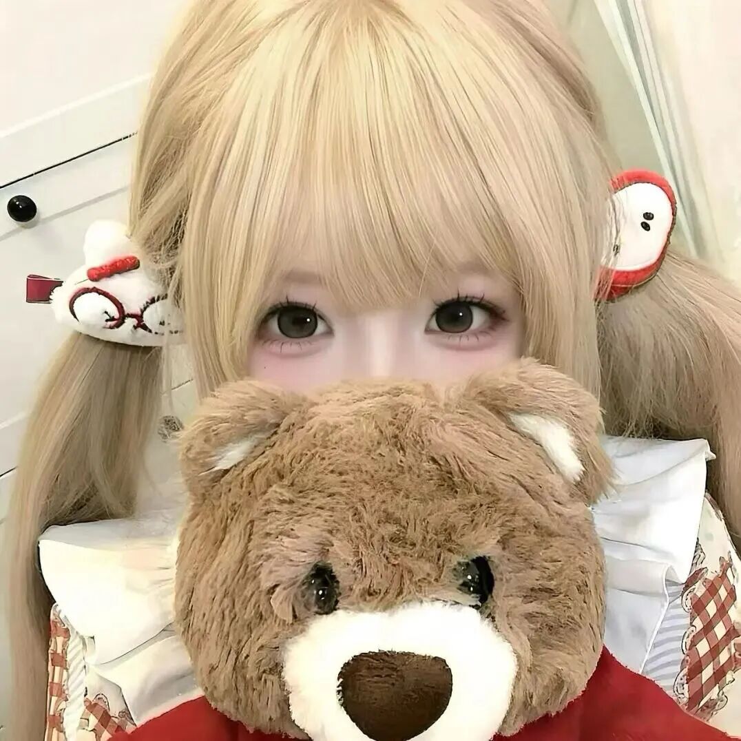 抱着玩偶少萝女生头像