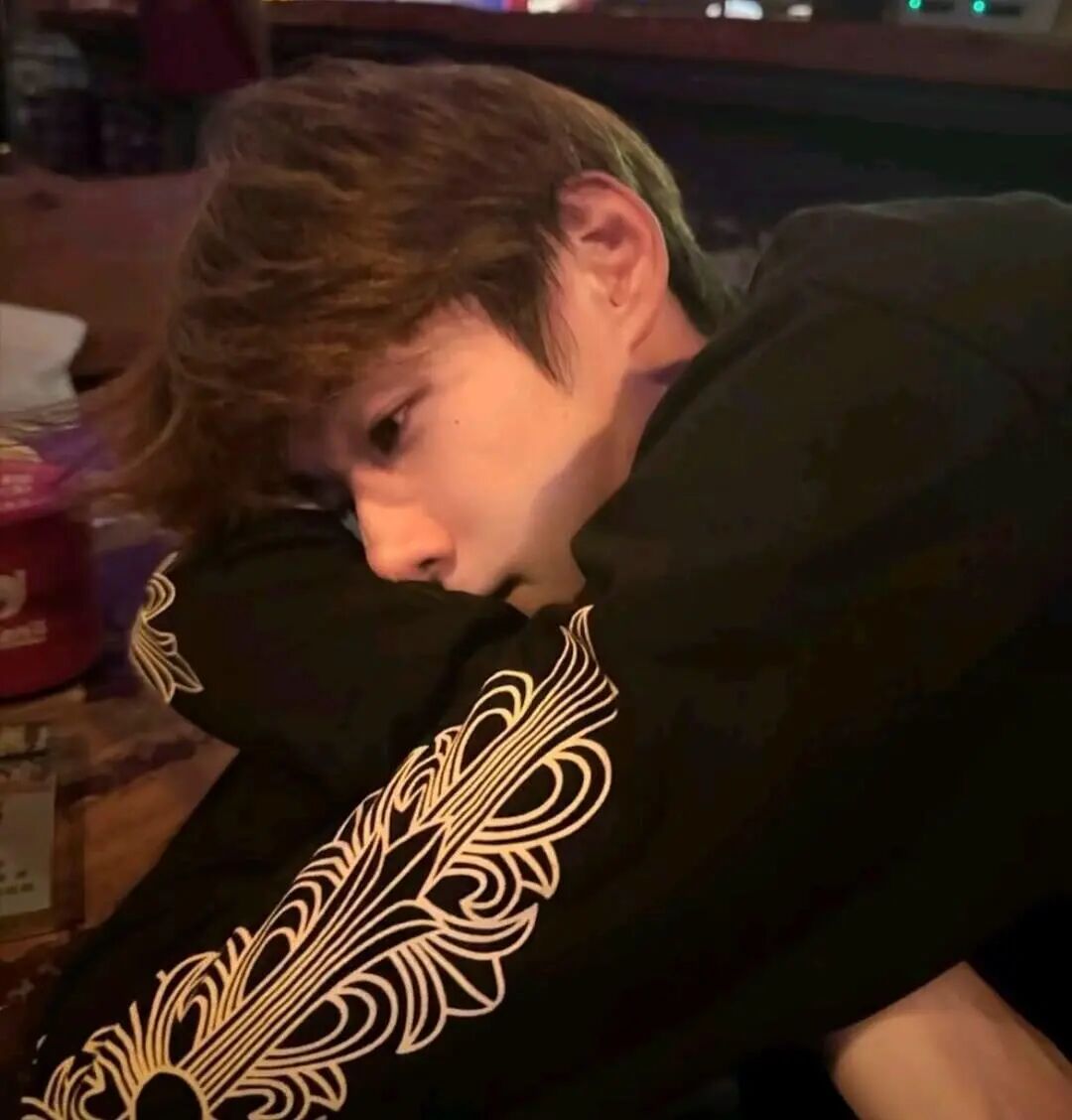 个性侧脸男生头像