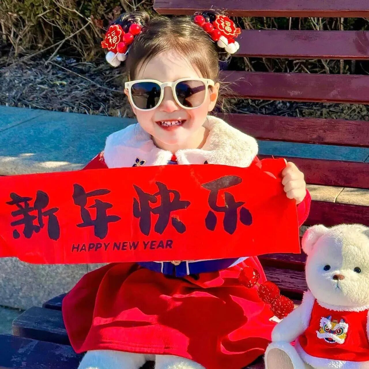 新年萌娃墨镜小女孩头像