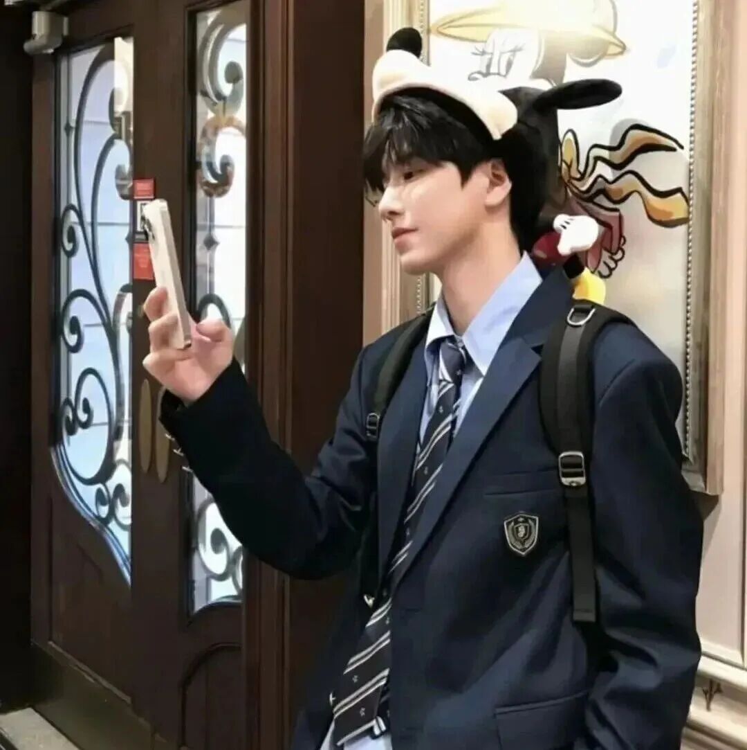 学院风侧脸男生头像