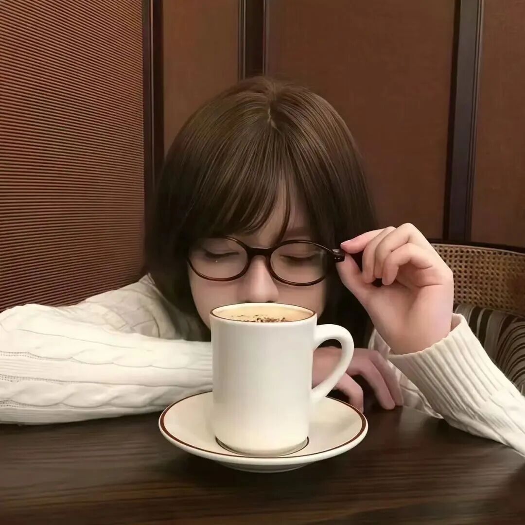 喝咖啡小众女生头像