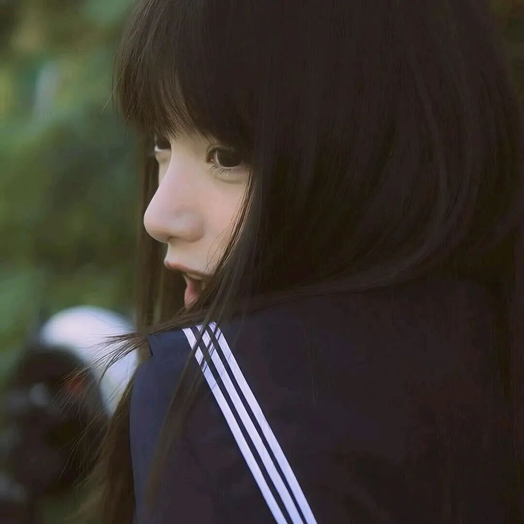 学院风侧脸女生头像