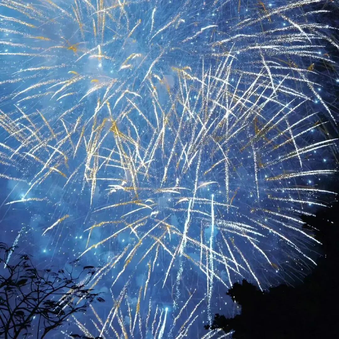浅蓝色烟花背景图