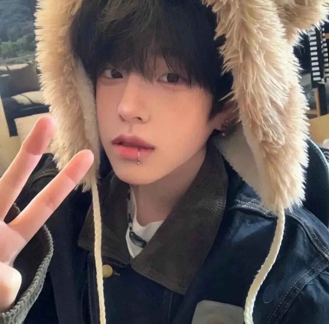 剪刀手小众男生头像