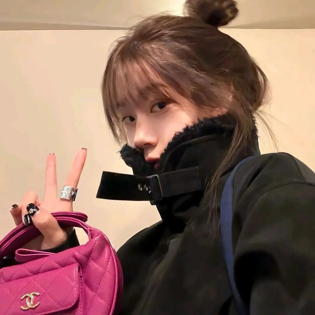 剪刀手小众侧脸女生头像