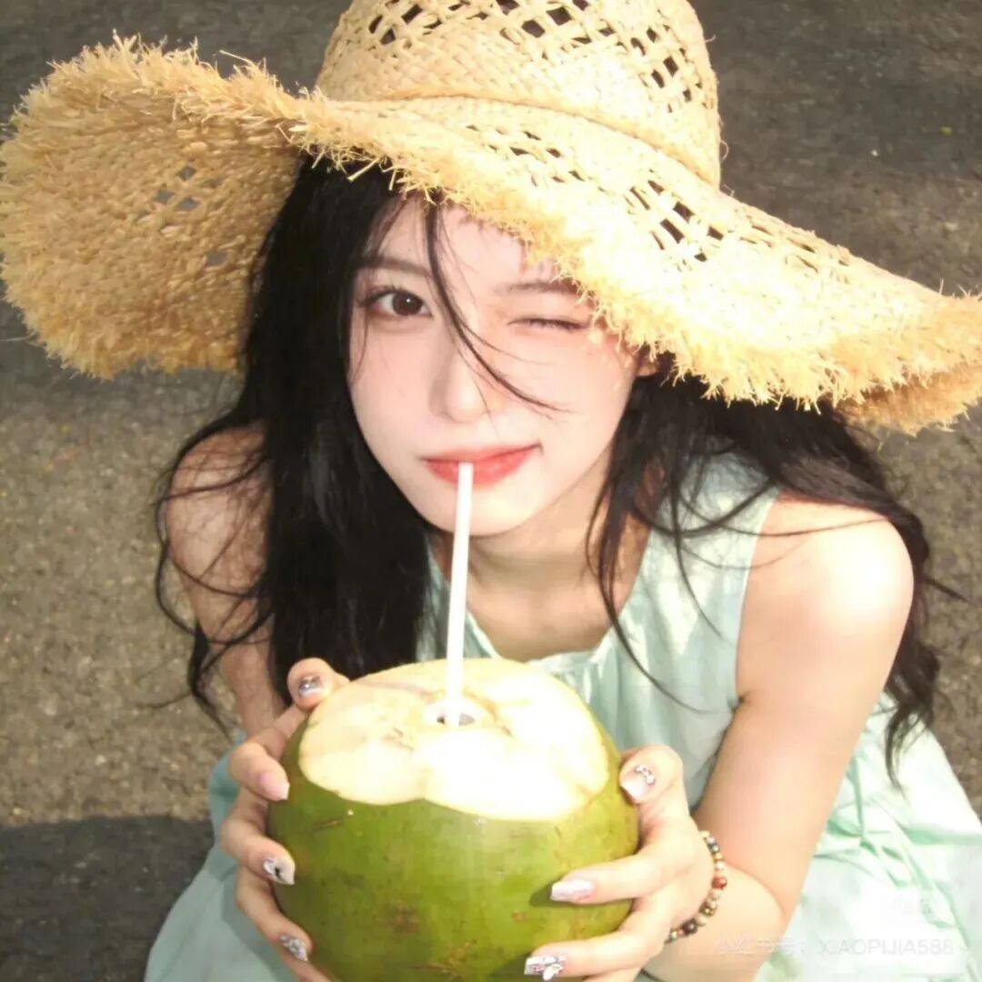 蹲着喝椰子清冷女生头像