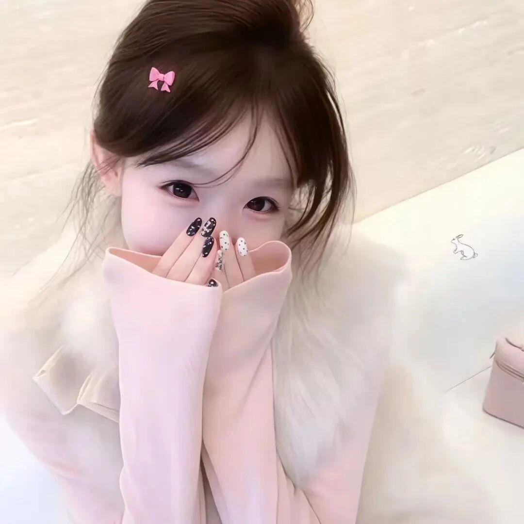 捂嘴甜妹女生头像