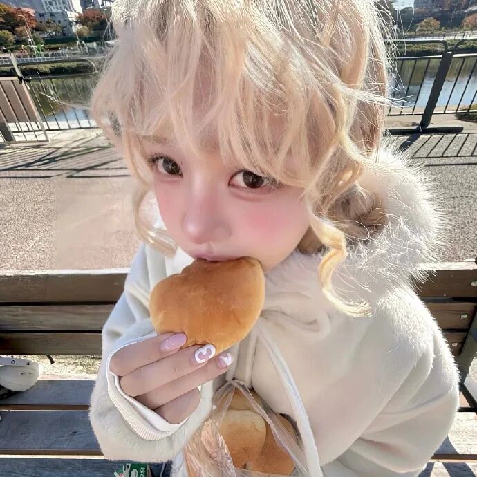 吃饭面包少萝女生头像