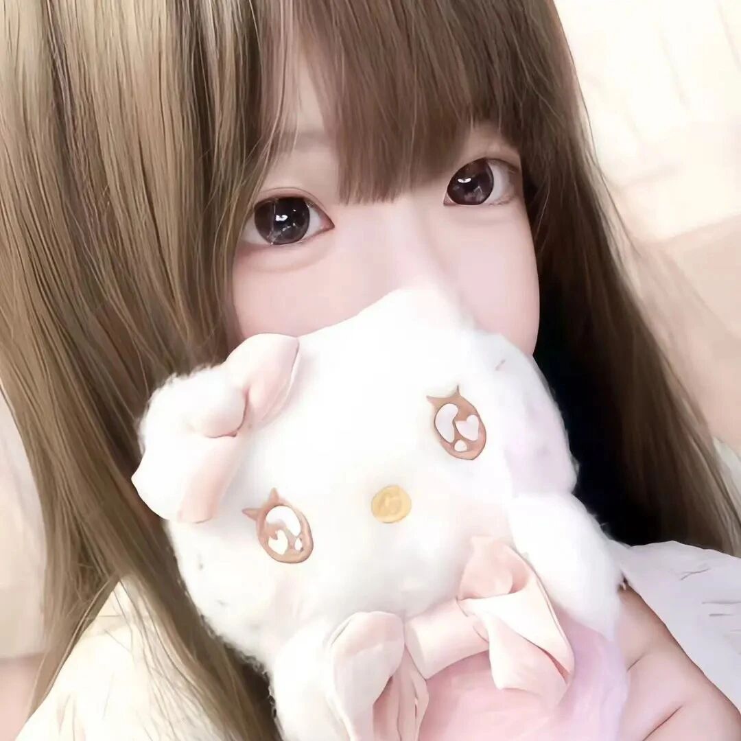 抱着玩偶少萝女生头像