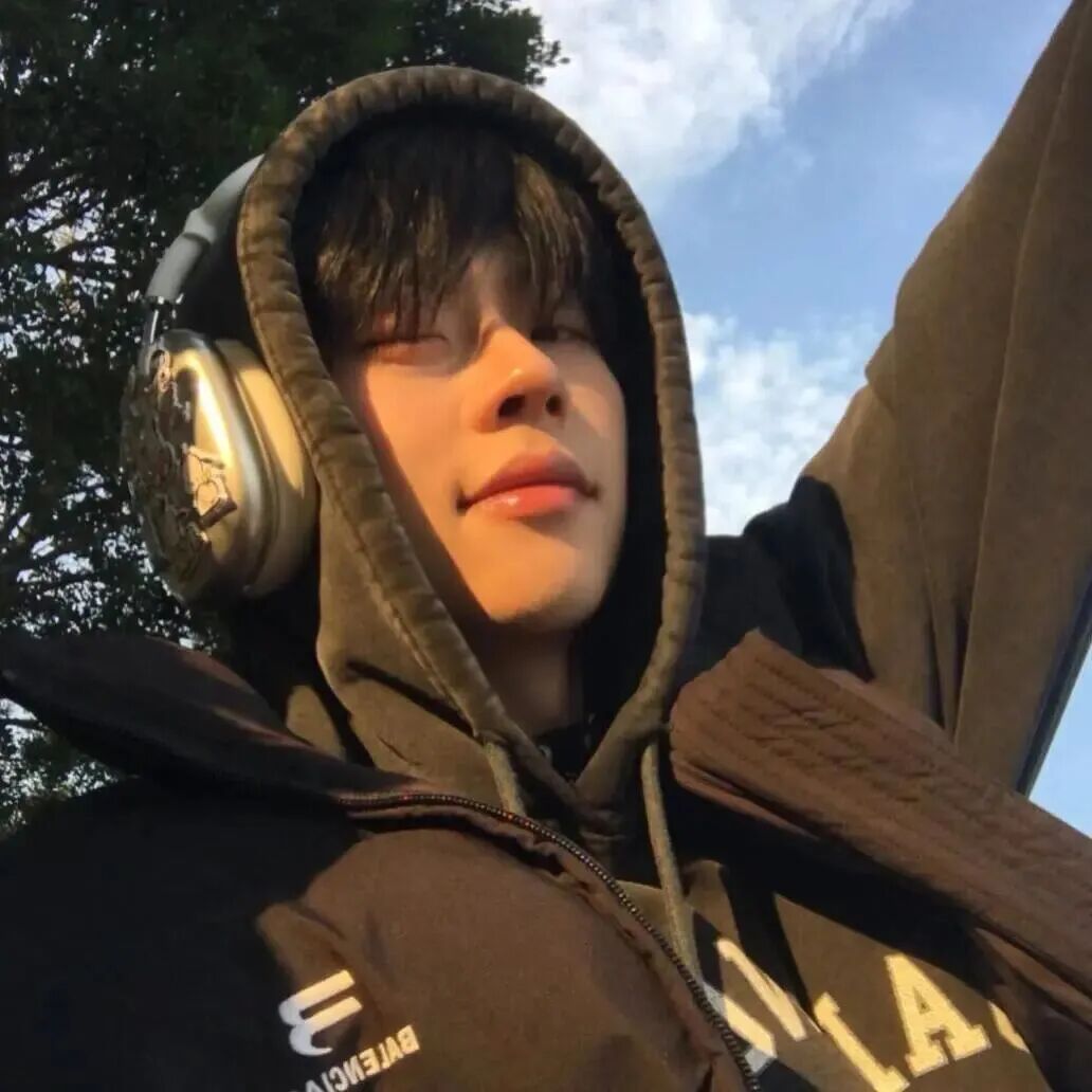 戴耳机个性男生头像
