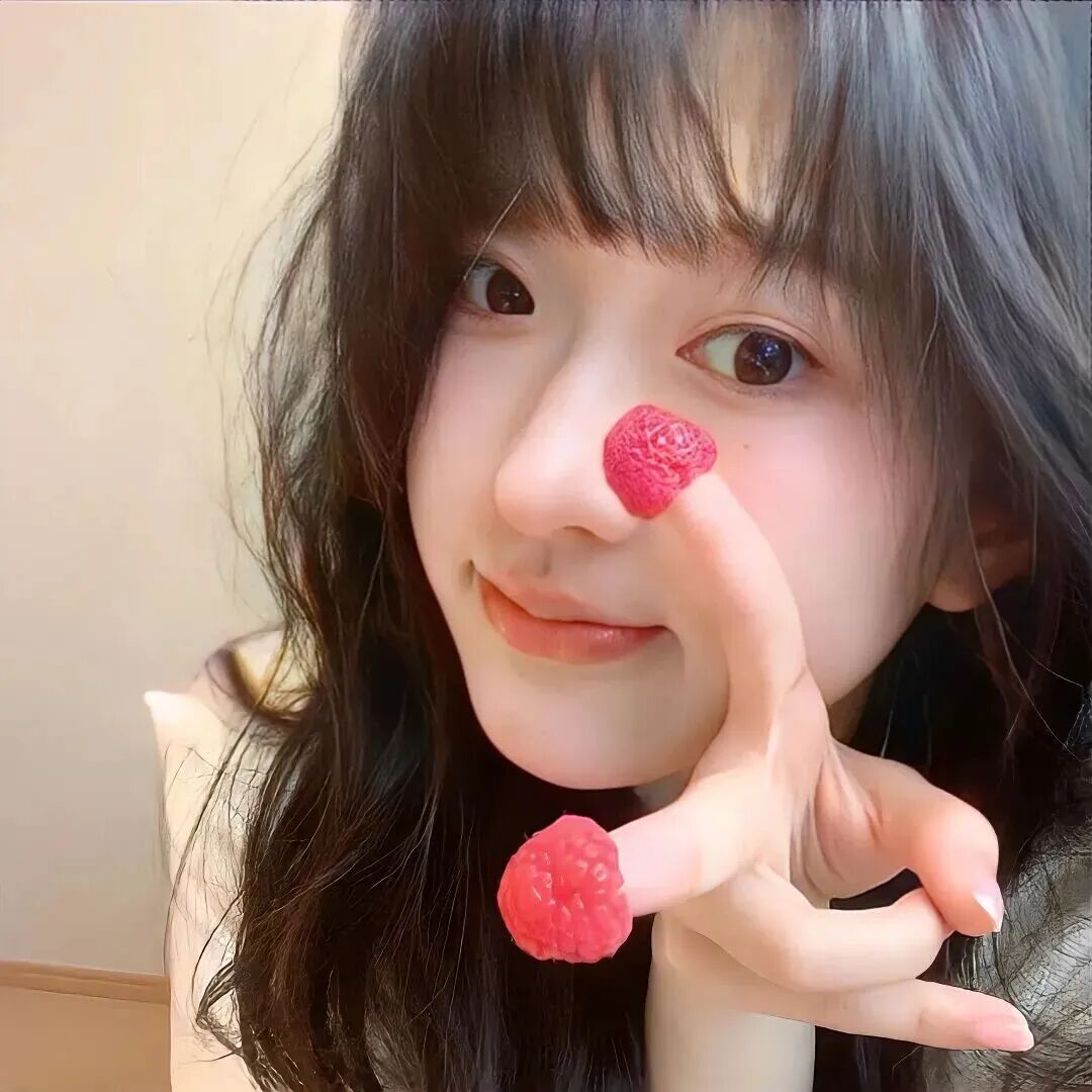 剪刀手草莓清冷女生头像